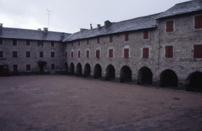 Façade à arcades.