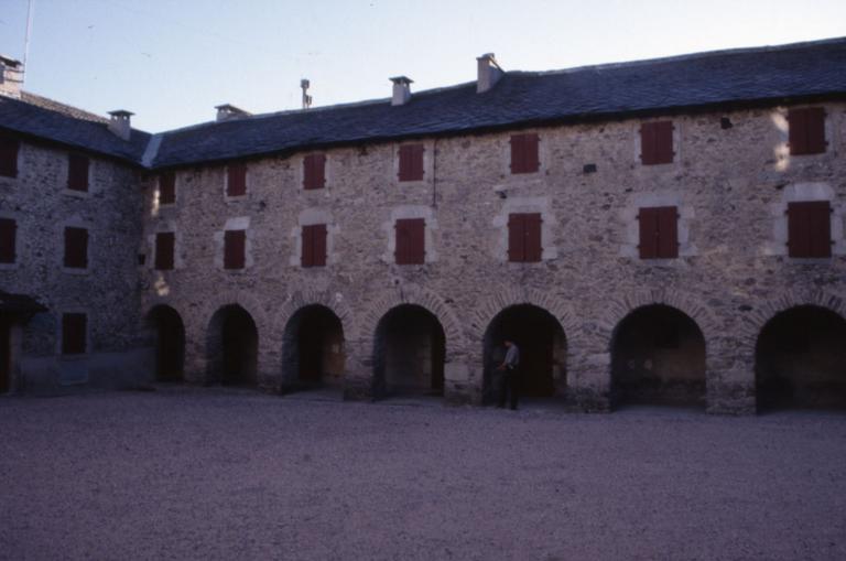 Façade à arcades.