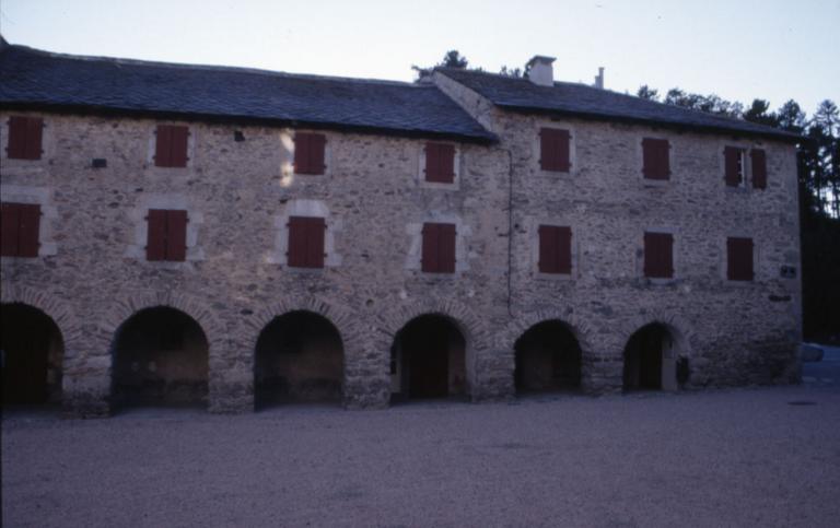 Façade à arcades.