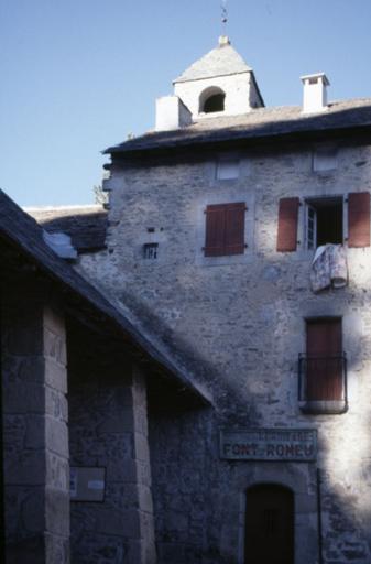 Bâtiment de l'ermitage à l'angle de la chapelle.