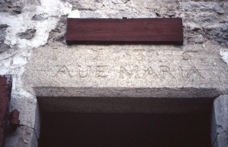 Linteau de porte gravé "Ave Maria 1736".