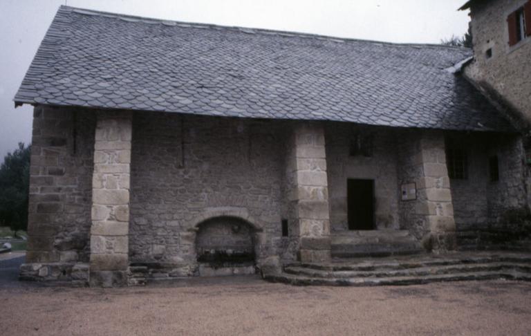 Chapelle : vue générale de l'entrée côté sud.