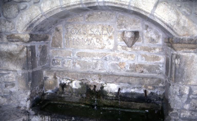 Chapelle : fontaine.