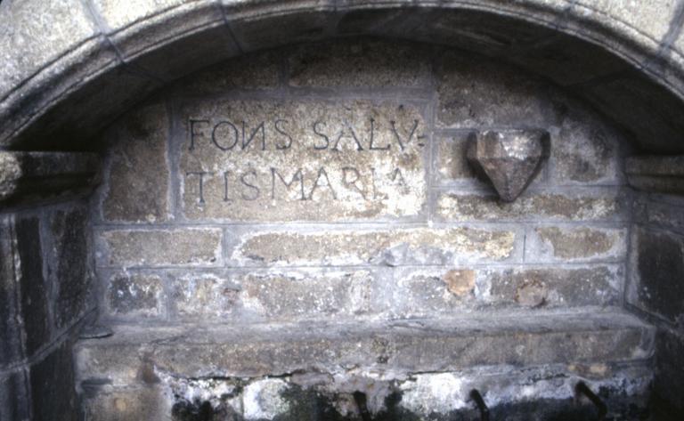 Chapelle : fontaine.