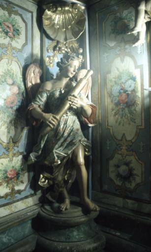 Camarill : statue ailée avec un instrument de musique.