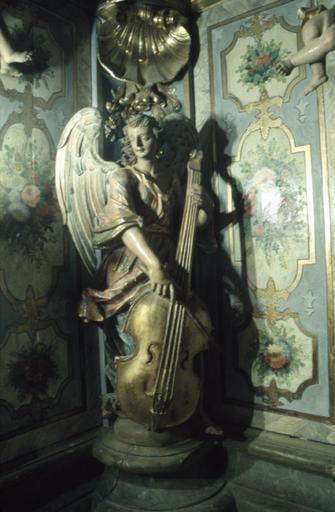 Camarill : statue ailée avec un instrument de musique.