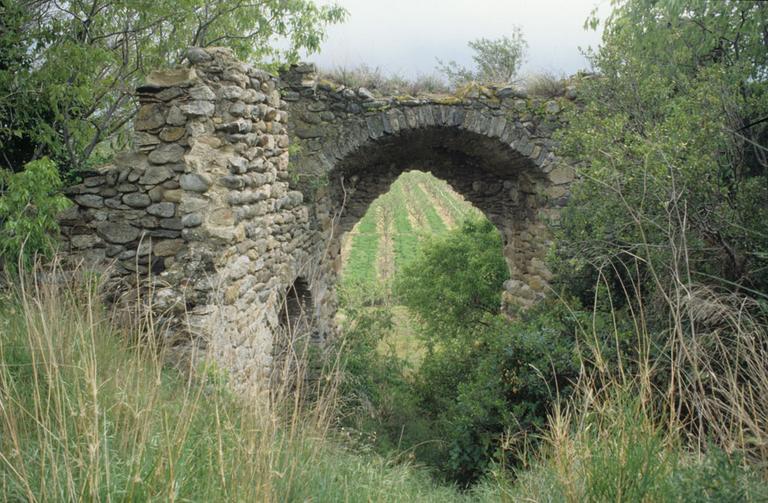 Vue intérieure des vestiges de la porte du monastère.