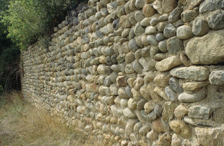 Détail de l'appareil de pierre en opus incertum des vestiges du monastère.