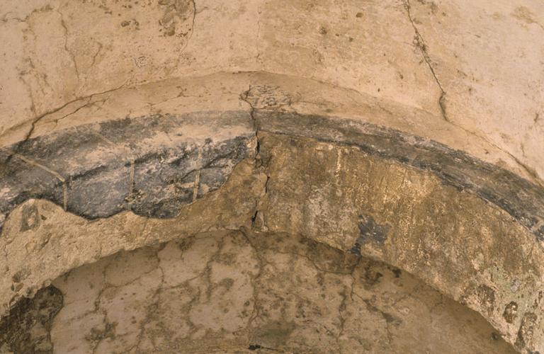 Vue de l'intrados d'un arc doubleau de la chapelle.