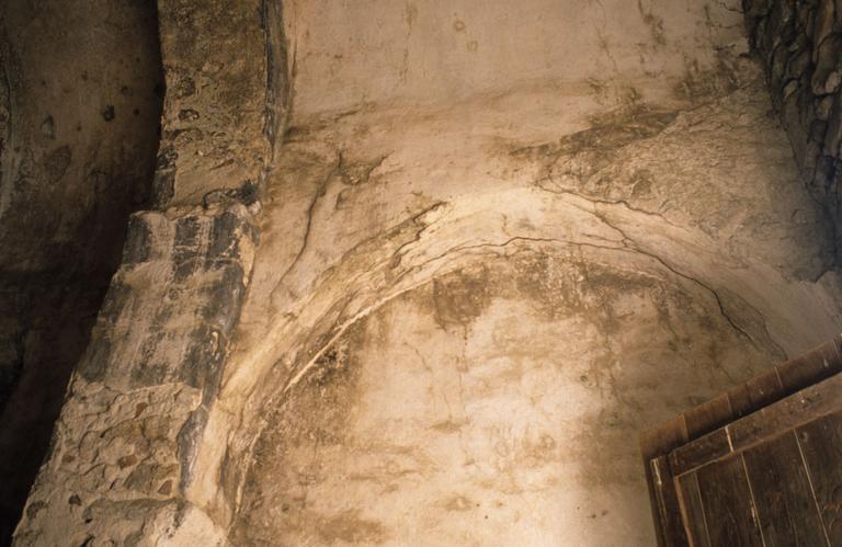 Vue d'un arc formeret d'une paroi du transept de la chapelle.