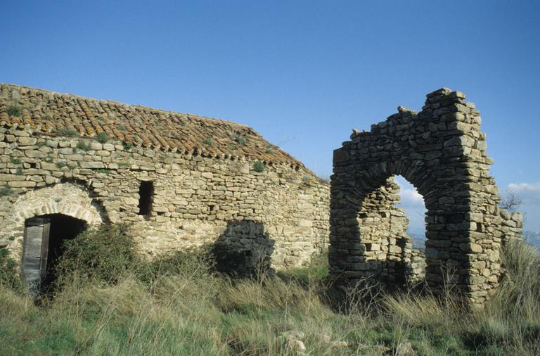 Paroi sud et vestiges de l'enceinte.