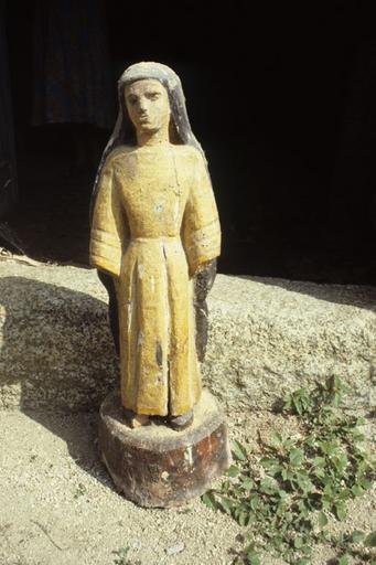 Vierge en bois polychrome.