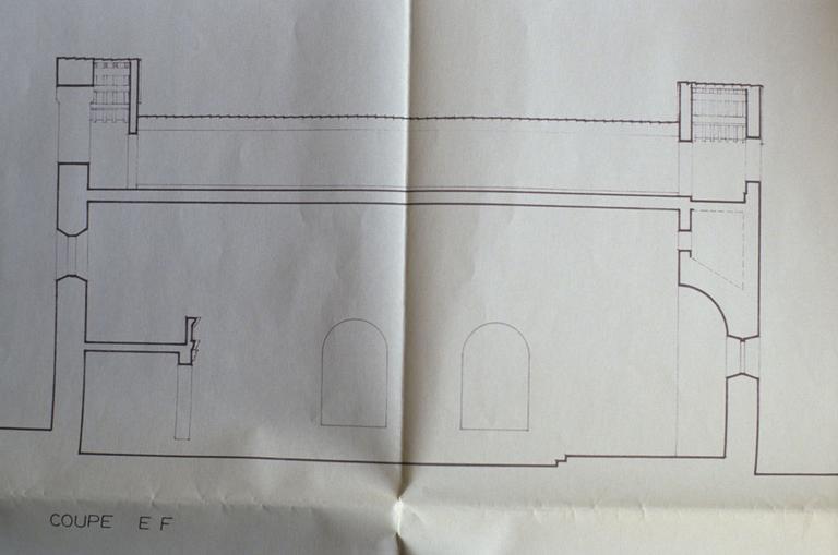 Plan de l'église ; coupe de la paroi.