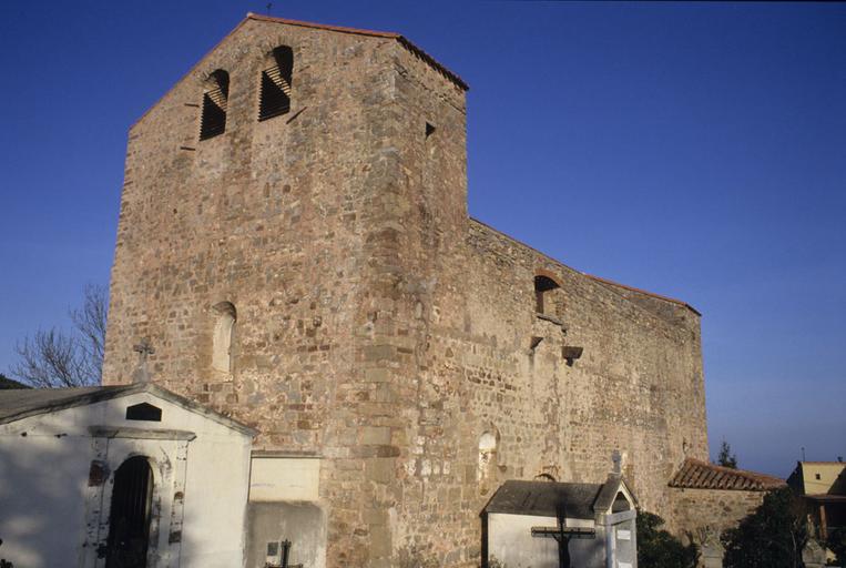 Vue de la façade ouest et du mur sud.