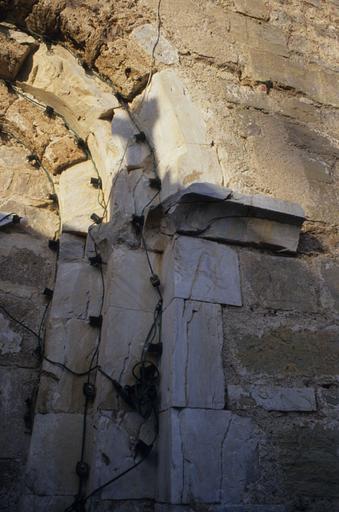 Mur sud ; portail ; détail du décor d'archivolte à senestre.