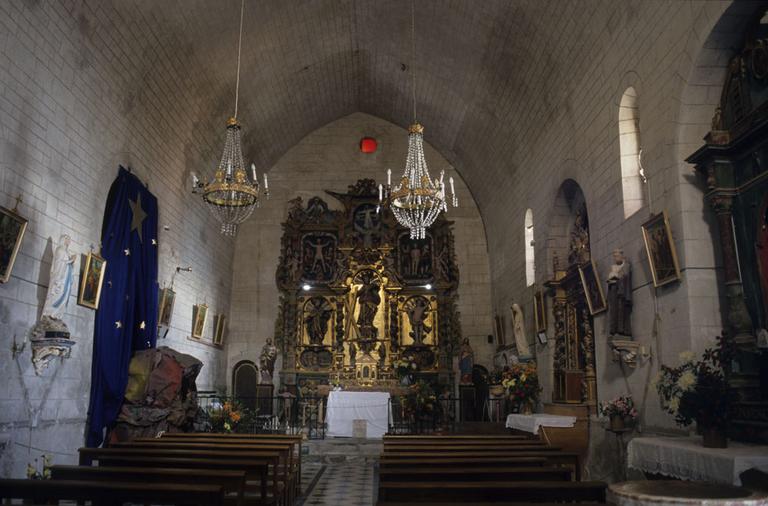 Vue intérieure de l'église avec son important décor, notamment des retables.