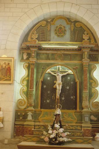 Retable avec statue de la Crucifixion sur le mur sud.