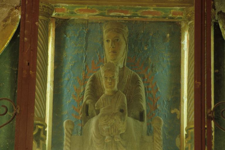 Détail de la Vierge à l'enfant assise en bois polychrome du 12e siècle.