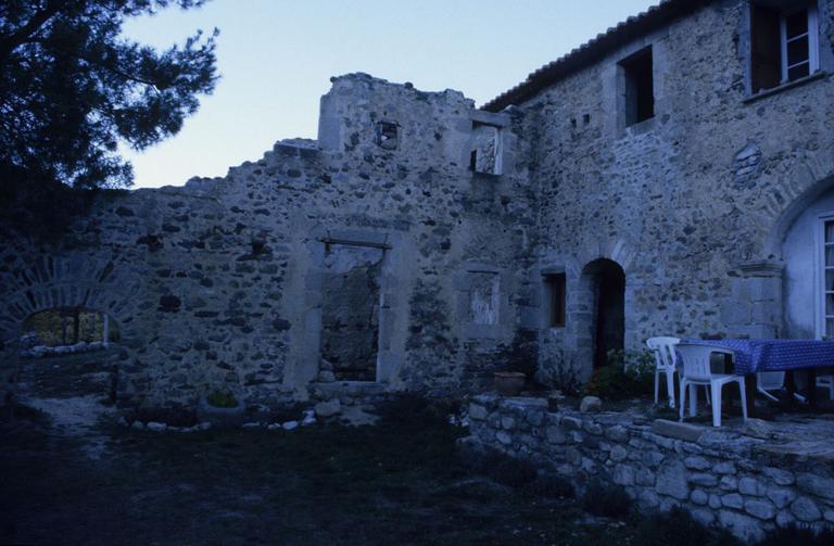 Façade sud et vestiges du monastère.