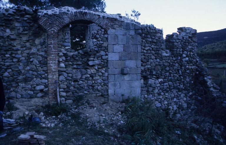 Vestiges des bâtiments à l'ouest de la chapelle ; détail d'une paroi et de ses divers appareils de pierre.