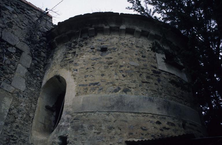 Abside ; détail des ouvertures et de l'appareil de pierre.