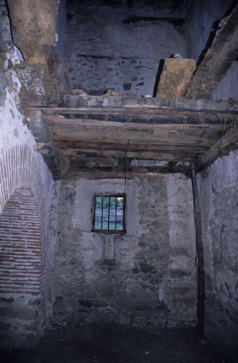 Intérieur ; vestiges d'un étage et de sa charpente de bois.