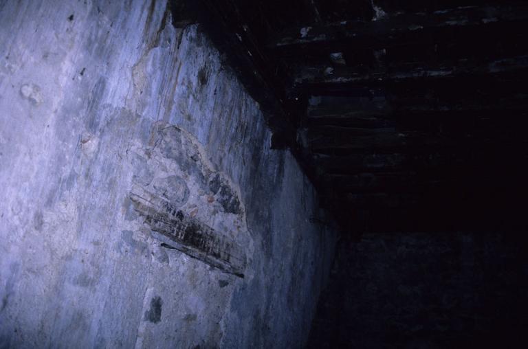 Intérieur ; vestiges de la charpente de bois de l'étage.