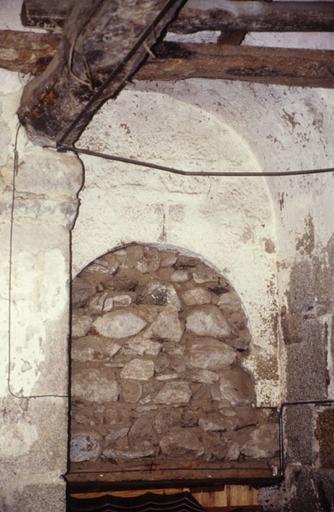 Intérieur ; transept ; arc muré et appareil de pierre.