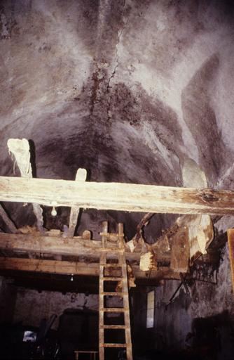 Intérieur ; transept ; voûte et vestiges de la charpente de bois.