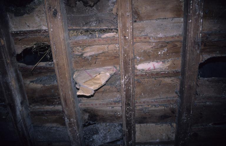 Intérieur ; transept ; vestiges de la charpente de bois.