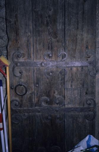 Intérieur ; transept ; porte en bois portant un décor en fer forgé.