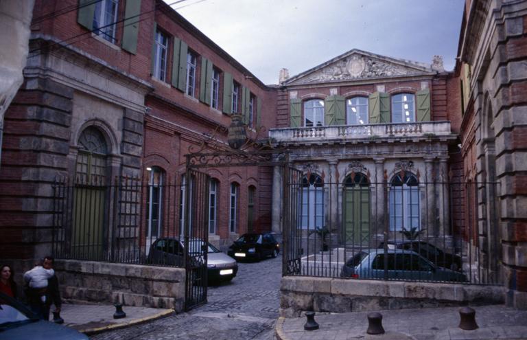 Entrée de l'ancienne Université ; portail, cour, bâtilements en U.