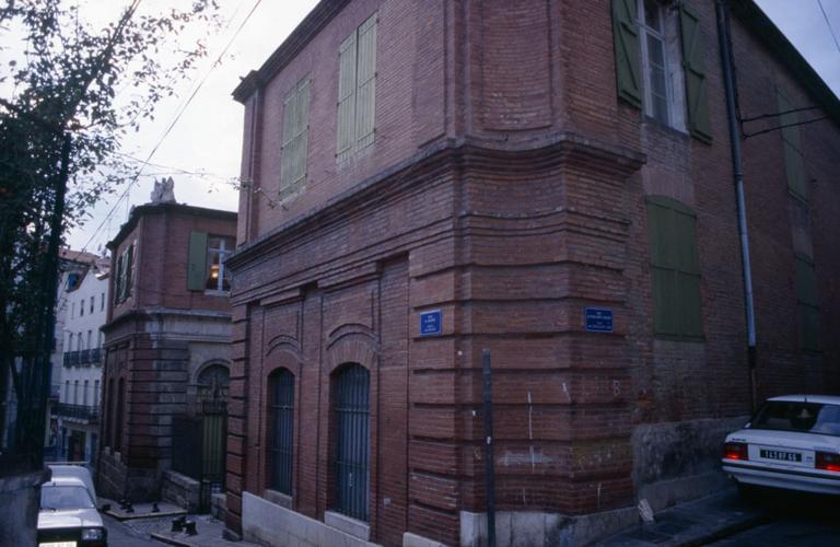 Façade de l'entrée vue de la droite et angle de la rue du Four Saint Jacques.