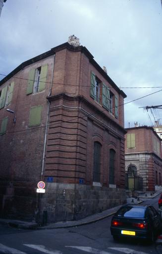 Façade de l'entrée vue de la gauche, angle de la rue et façade du côté gauche.