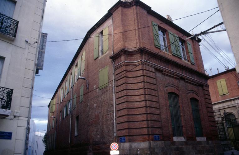 Façade de l'entrée vue de la gauche, angle de la rue et façade du côté gauche.