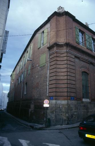 Façade de l'entrée vue de la gauche, angle de la rue et façade du côté gauche.