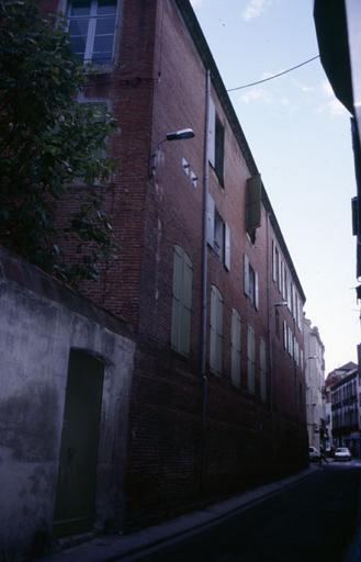 Façade du côté gauche vue de l'autre côté de la rue.