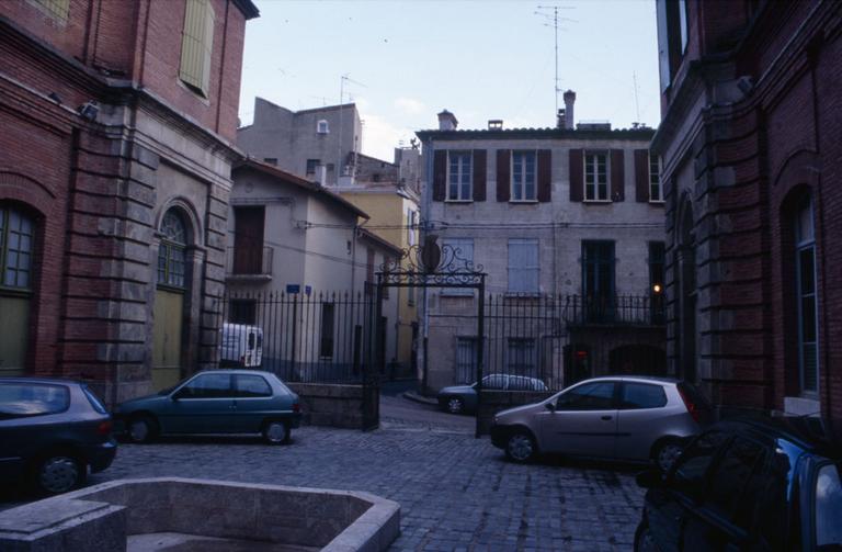 Entrée ; cour et portail vu de l'intérieur.