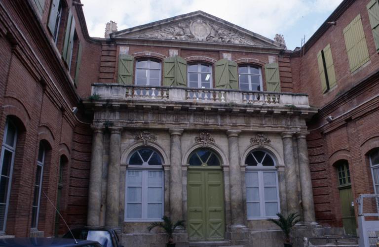 Corps central ; façade de style classique avec ordre toscan et fronton triangulaire.