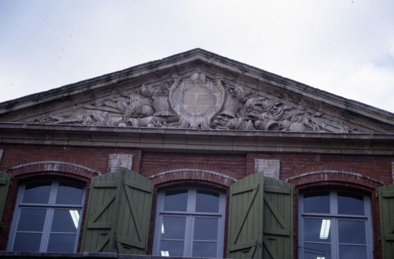 Corps central ; détail du fronton triangulaire.