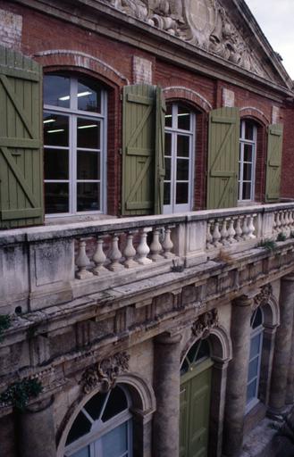 Corps central ; façade de style classique avec ordre toscan et fronton triangulaire.