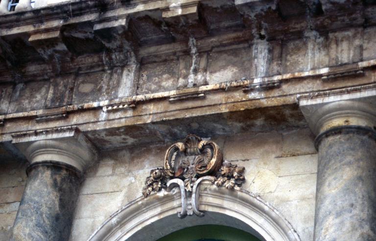 Corps central ; façade de style classique avec ordre toscan et fronton triangulaire ; détail.