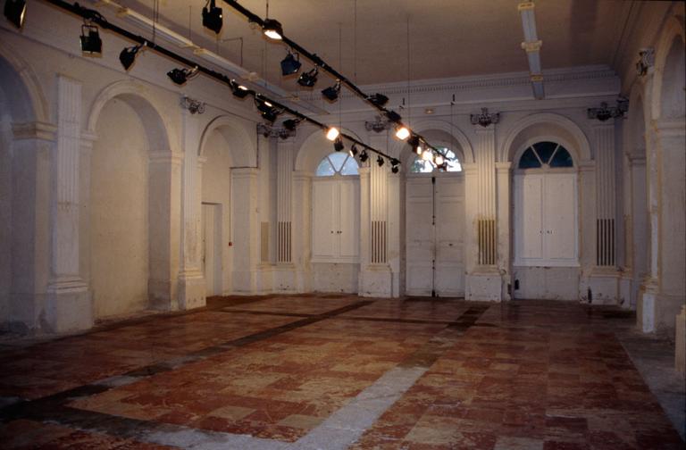 Intérieur de l'ancienne université ; salle des arcatures.