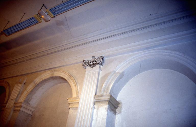 Intérieur de l'ancienne université ; salle des arcatures ; détail.