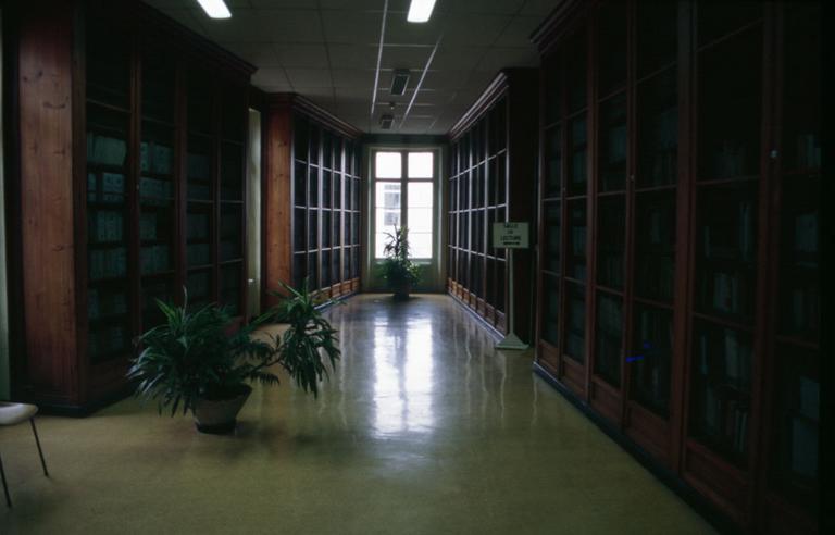 Intérieur de l'ancienne université ; couloir avec armoires.