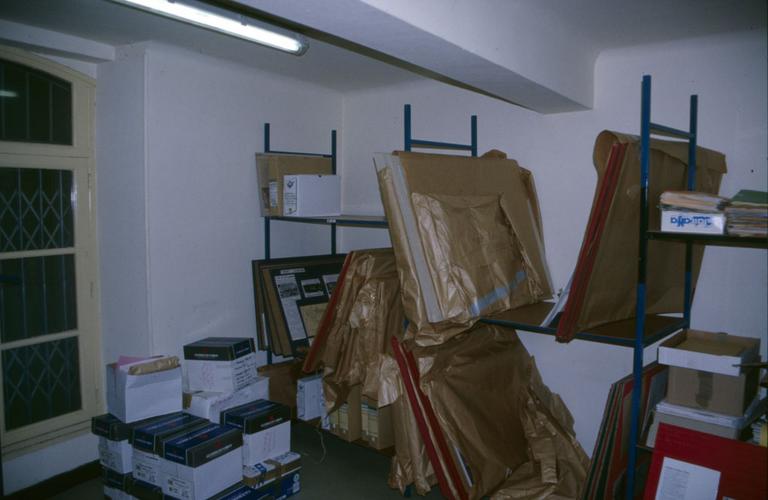 Intérieur de l'ancienne université ; réserve des actuelles archives.