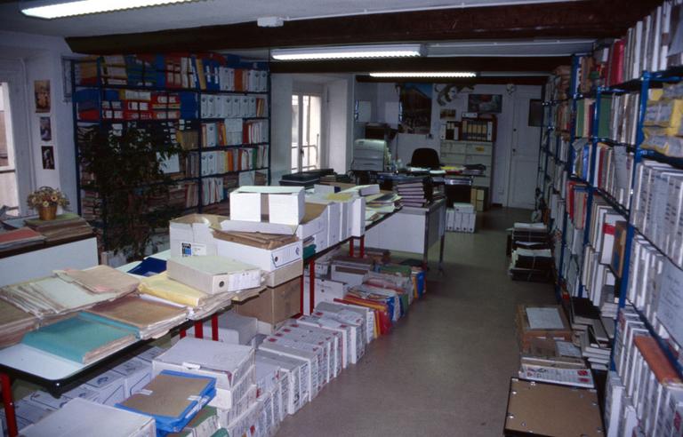 Intérieur de l'ancienne université ; réserve des actuelles archives.