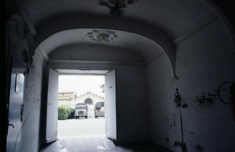 Porte d'entrée depuis la cour intérieure.