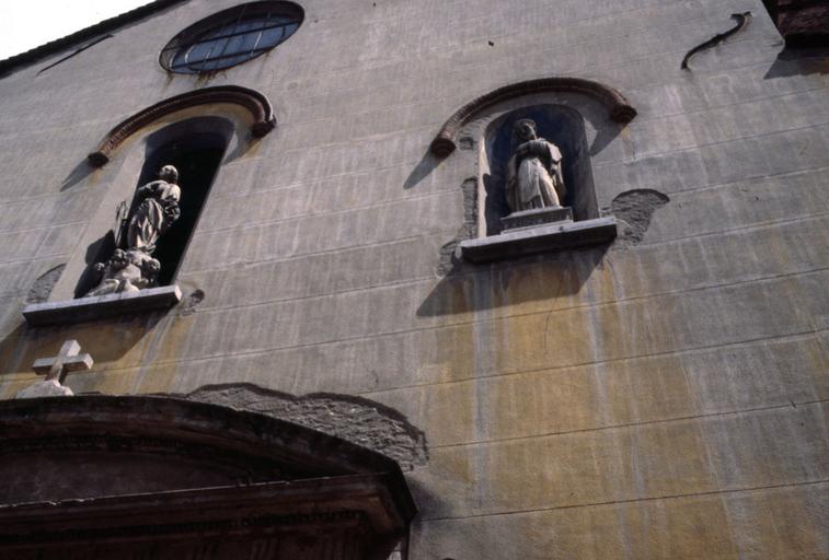 Partie supérieure de la façade ouest et statues dans leur niche.