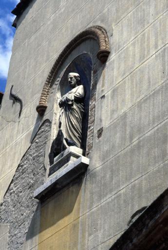 Partie supérieure de la façade ouest et statue à senestre.